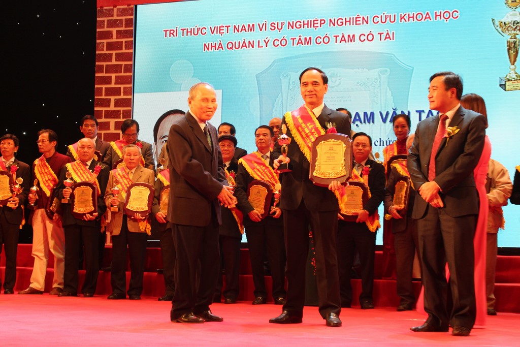 Lễ vinh danh trí thức Việt Nam vì sự nghiệp nghiên cứu khoa học nhà quản lý có tâm có tầm có tài