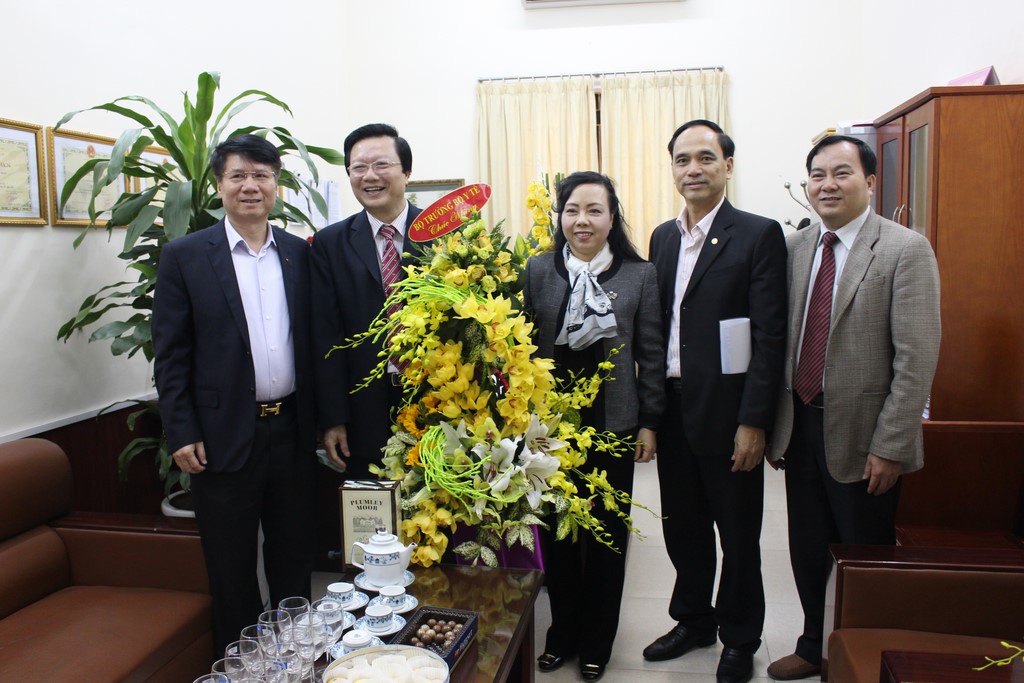 Bộ trưởng Nguyễn Thị Kim Tiến thăm một số đơn vị trực thuộc Bộ