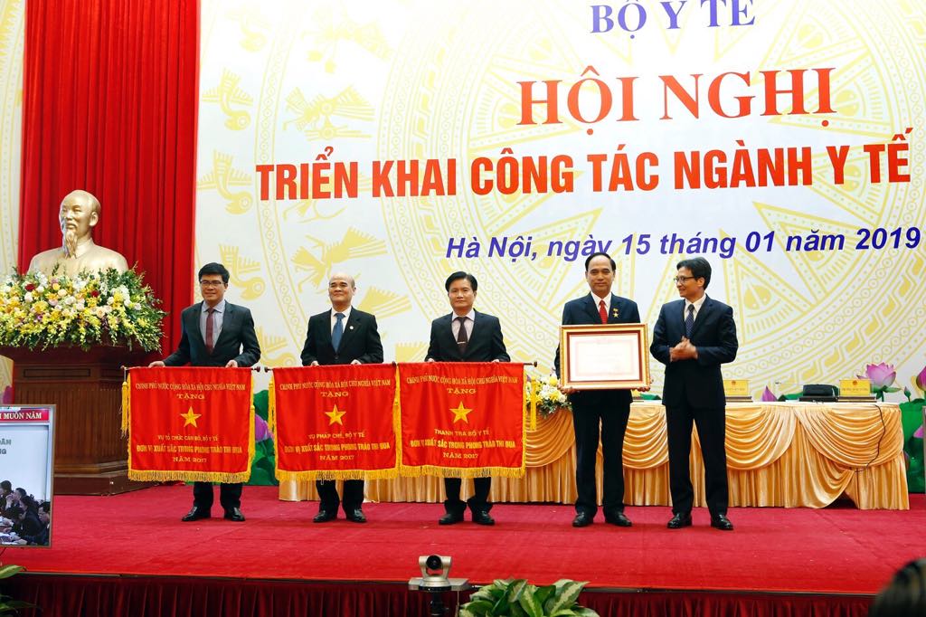 Vụ Tổ chức cán bộ đón nhận cờ thi đua của Chính phủ, TS. Phạm Văn Tác nhận danh hiệu Chiến sĩ thi đua toàn quốc