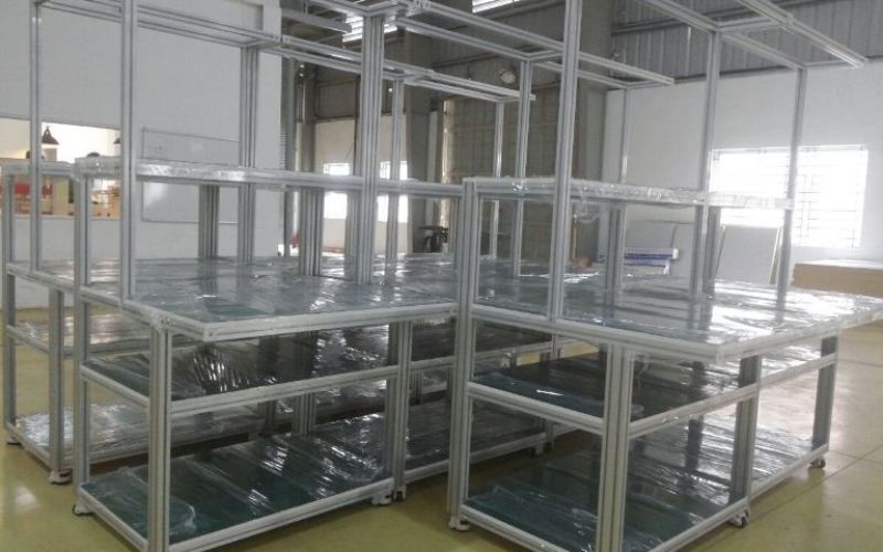 So sánh bàn thao tác khung nhôm và bàn thép: Nên chọn loại nào?